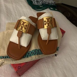 Tory Burch Metal Logo Georgia Leather Thong Sandal Aged Camello